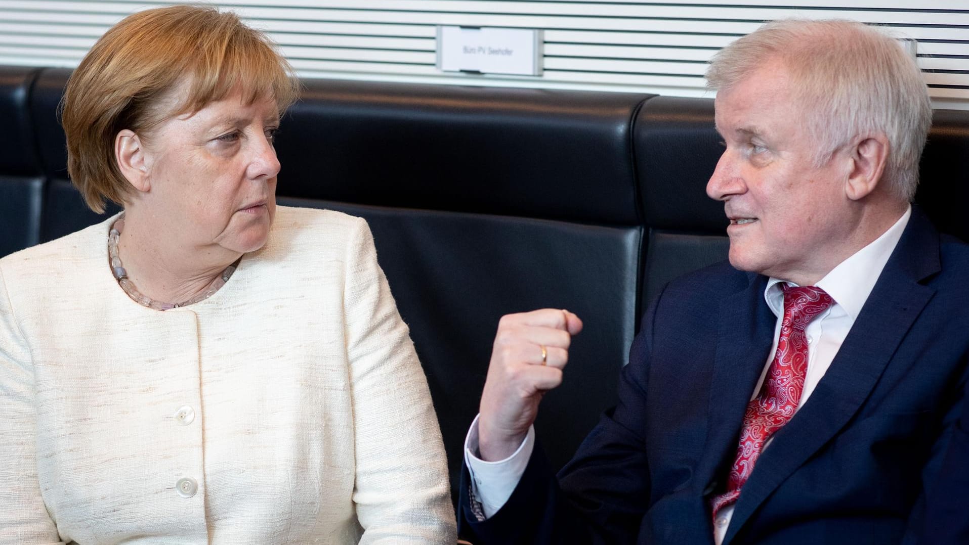 Merkel, Seehofer: Bisher zeigen beide Seiten keine Kompromissbereitschaft.