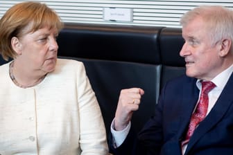 Merkel, Seehofer: Bisher zeigen beide Seiten keine Kompromissbereitschaft.