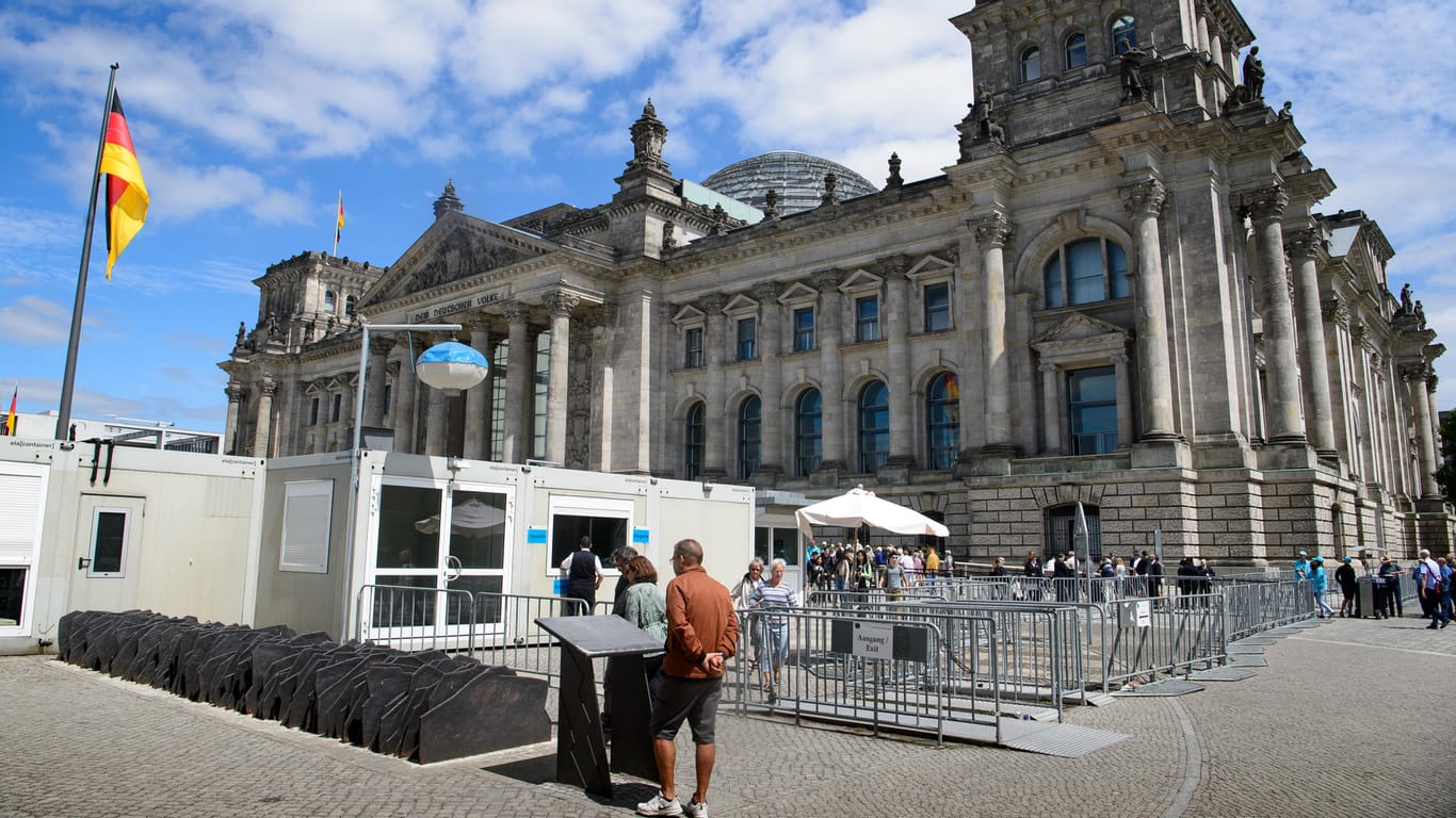 Der Besuchereinlass zum Bundestag vor dem Berliner Reichstagsgebäude: Hier haben unbekannte Täter Zerstörungen angerichtet.