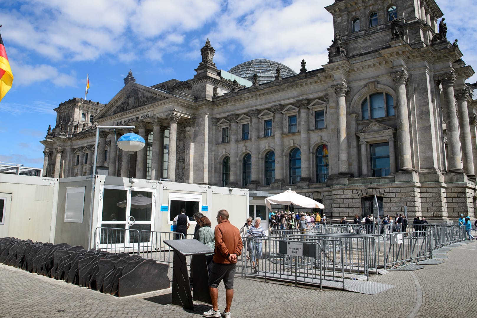 Der Besuchereinlass zum Bundestag vor dem Berliner Reichstagsgebäude: Hier haben unbekannte Täter Zerstörungen angerichtet.