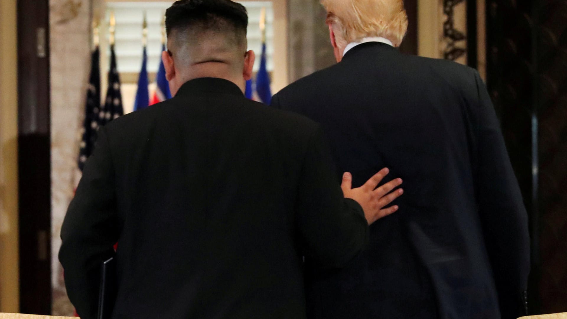 Nordkoreas Machthaber Kim Jong Un (links) und US-Präsident Donald Trump nach der historischen Unterschrift: Der Gipfel hatte jede Menge kuriose Momente zu bieten.