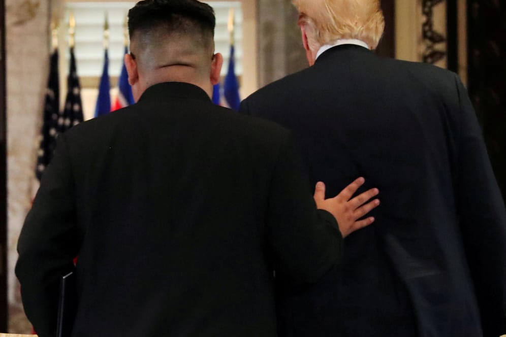 Nordkoreas Machthaber Kim Jong Un (links) und US-Präsident Donald Trump nach der historischen Unterschrift: Der Gipfel hatte jede Menge kuriose Momente zu bieten.