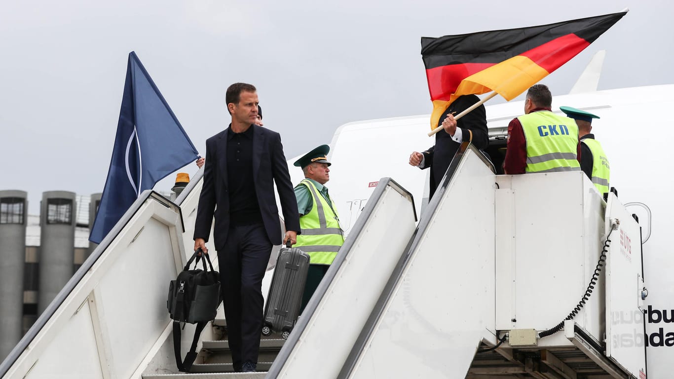 Ankunft der deutschen Mannschaft in Russland: Oliver Bierhoff steigt als Erster aus dem Flugzeug.