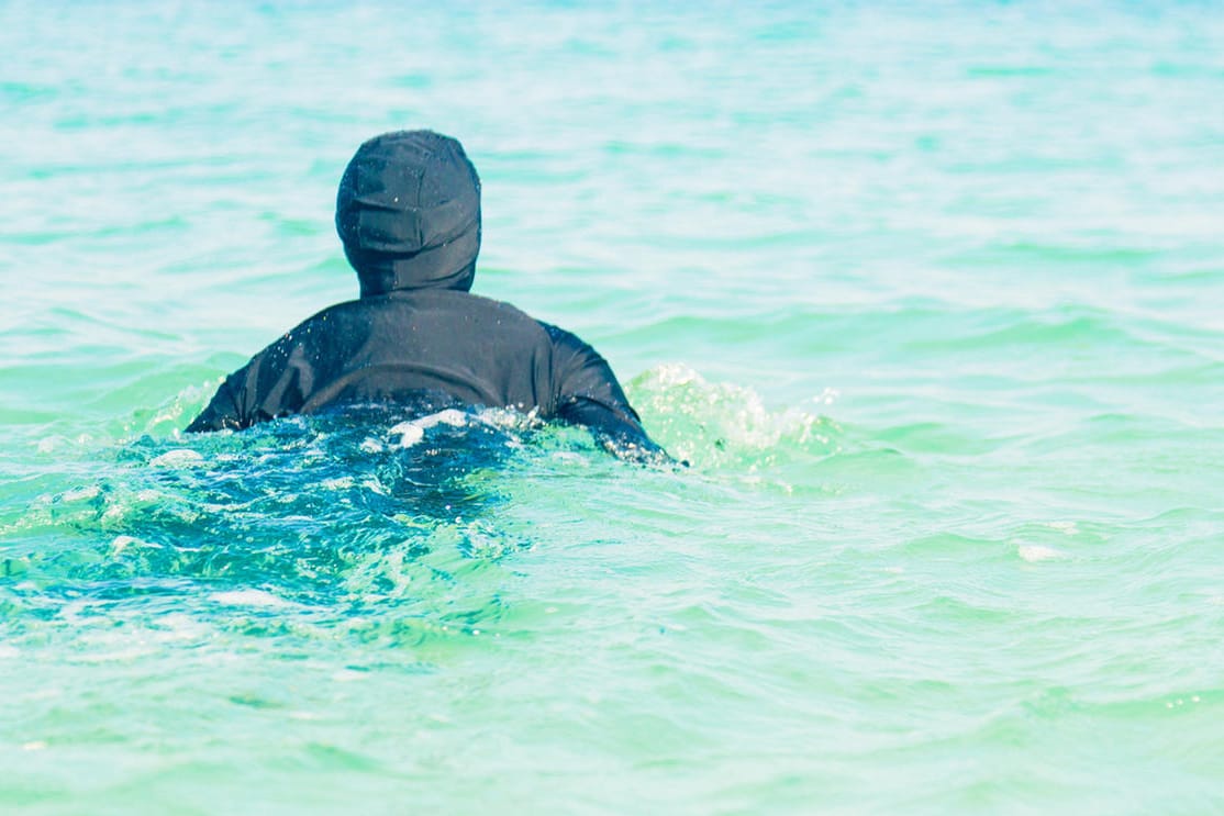 Ein Mädchen schwimmt mit einem Burkini: Eine Schule in Herne verleiht nun Burkinis an muslimische Schülerinnen.