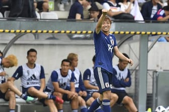 Ex-Bundesliga-Profi Takashi Inui bejubelt seinen Treffer im WM-Test Japans gegen Paraguay.