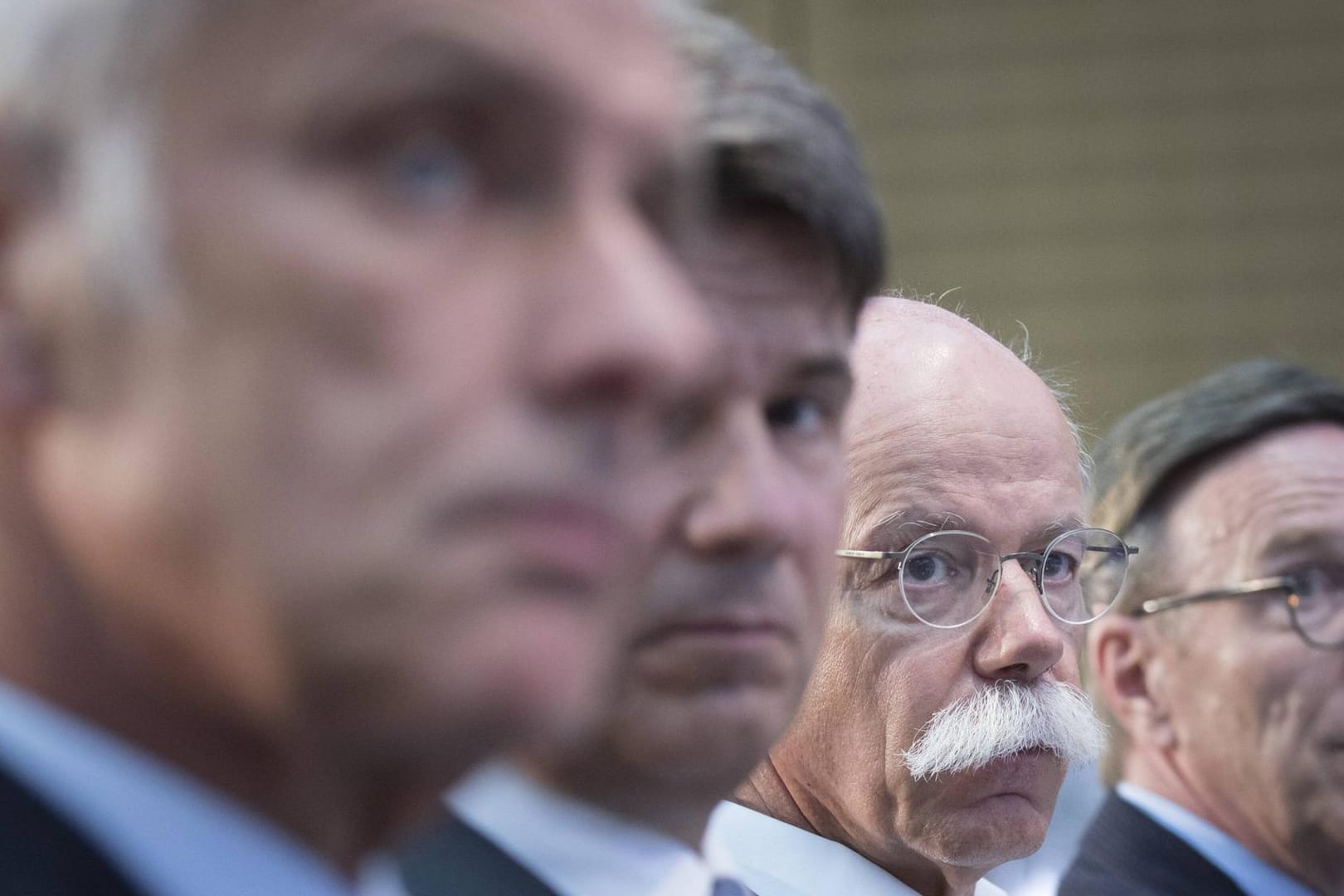 Die Mächtigen der Automobilindustrie: Dieter Zetsche, Vorstandsvorsitzender von Daimler (Zweiter v.r.), auf einer Pressekonferenz.