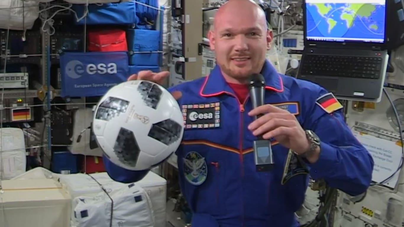 Gerst mit Ball: Einen lizensierten WM-Ball hat Alexander Gerst mit auf die Reise zur Raumstation genommen.