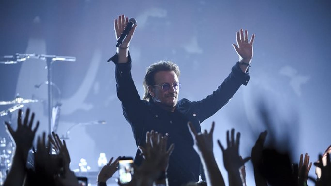 Bono, Sänger von U2, im historischen Apollo Theater in New York.