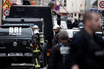 Polizisten, Spezialkräfte und die Feuerwehr sichern eine Straße in Paris: In der französischen Hauptstadt ist es zu einer Geiselnahme gekommen.