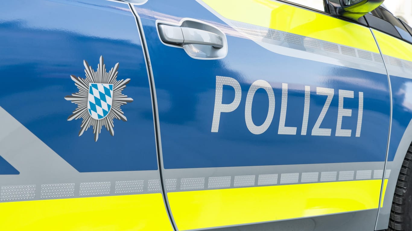 Ein bayrisches Polizei-Auto: Asylbewerber zielt mit Pistole auf Polizisten.