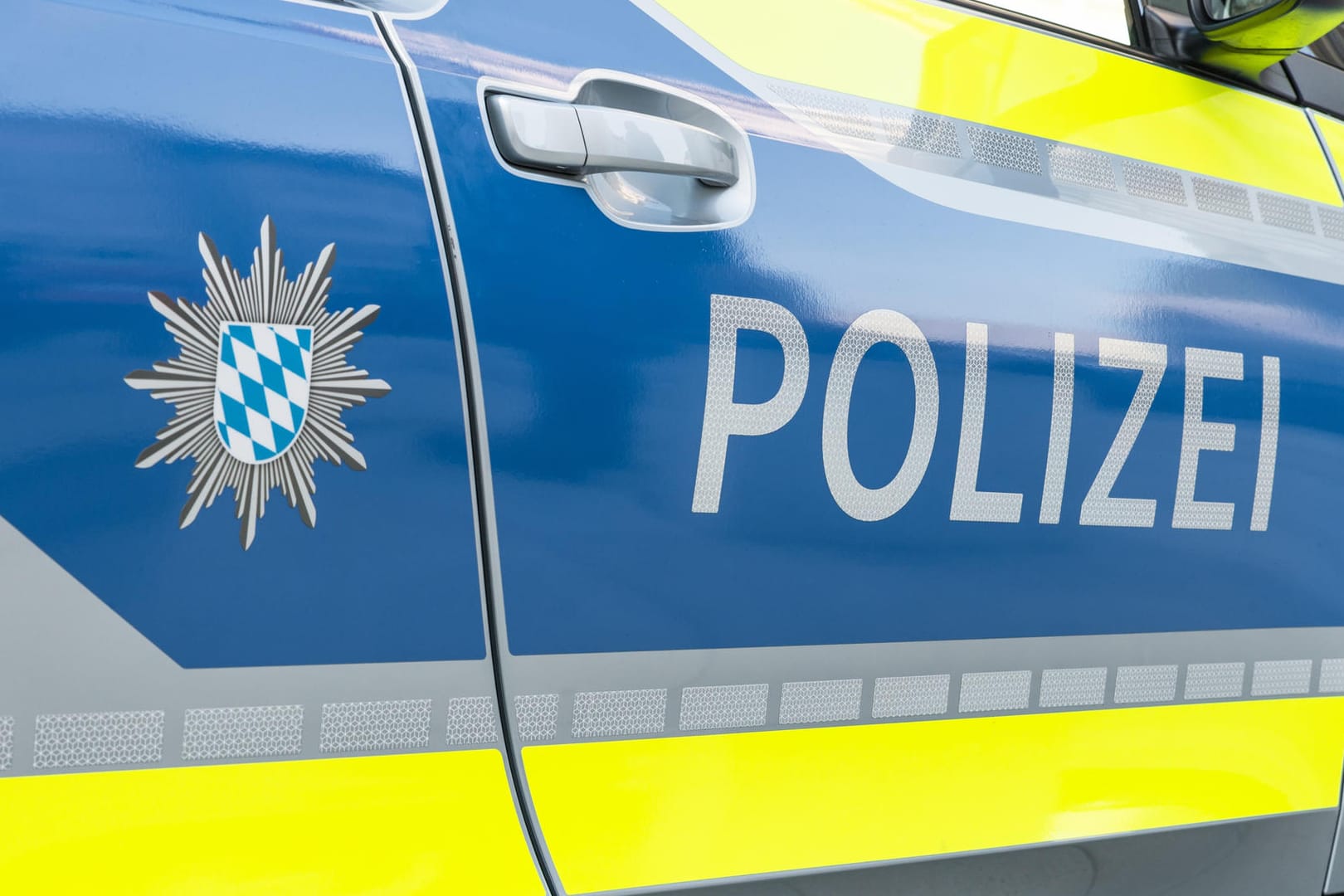 Ein bayrisches Polizei-Auto: Asylbewerber zielt mit Pistole auf Polizisten.