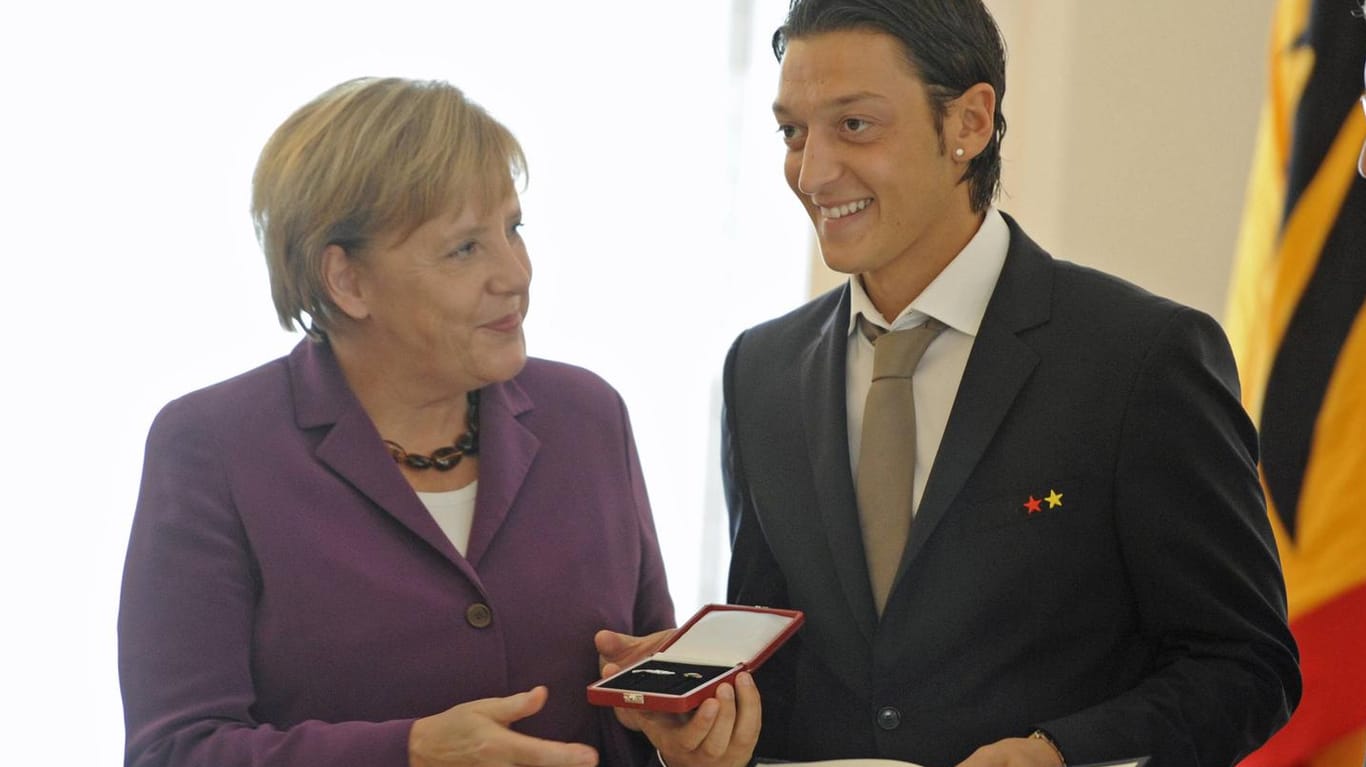 Angela Merkel (l.) und Mesut Özil kennen sich seit Jahren. Im Jahr 2010 verlieh die Bundeskanzlerin dem Nationalspieler das Silberne Lorbeerblatt.
