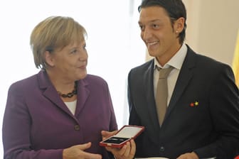 Angela Merkel (l.) und Mesut Özil kennen sich seit Jahren. Im Jahr 2010 verlieh die Bundeskanzlerin dem Nationalspieler das Silberne Lorbeerblatt.