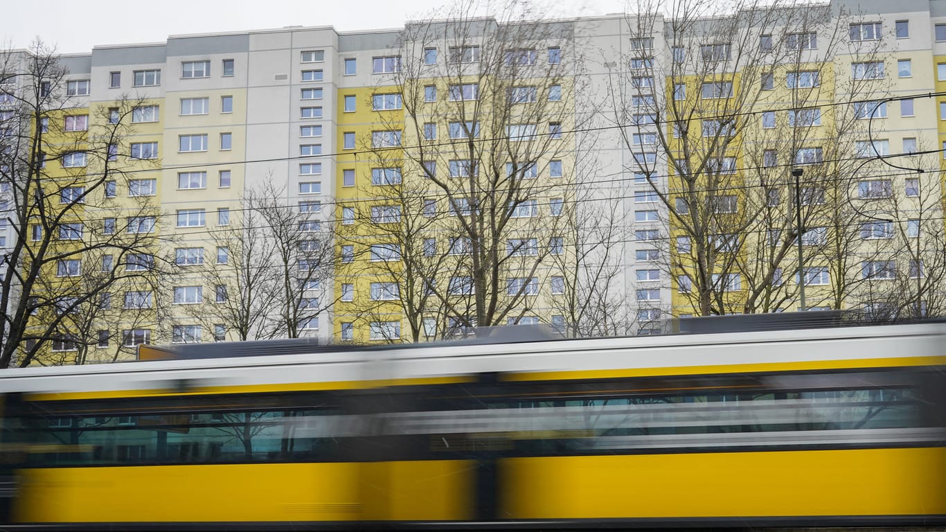 Straßenbahn in Berlin auf einem Symbolbild: Am Dienstag starb ein Kind bei einem Unfall mit einer Straßenbahn.