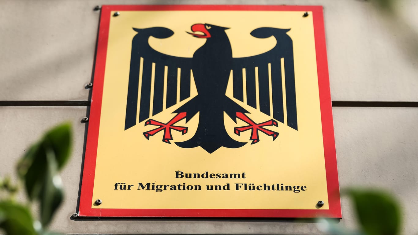 Ein Schild des Bundesamtes für Migration und Flüchtlinge: Medien berichten von Fehlern in einem Revisionsbericht des Bamf.