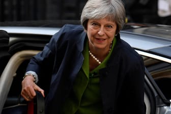 Theresa May: Nur mit Zugeständnissen konnte die Premierministerin am Dienstag eine Rebellion EU-freundlicher Abgeordneter in den eigenen Reihen verhindern.