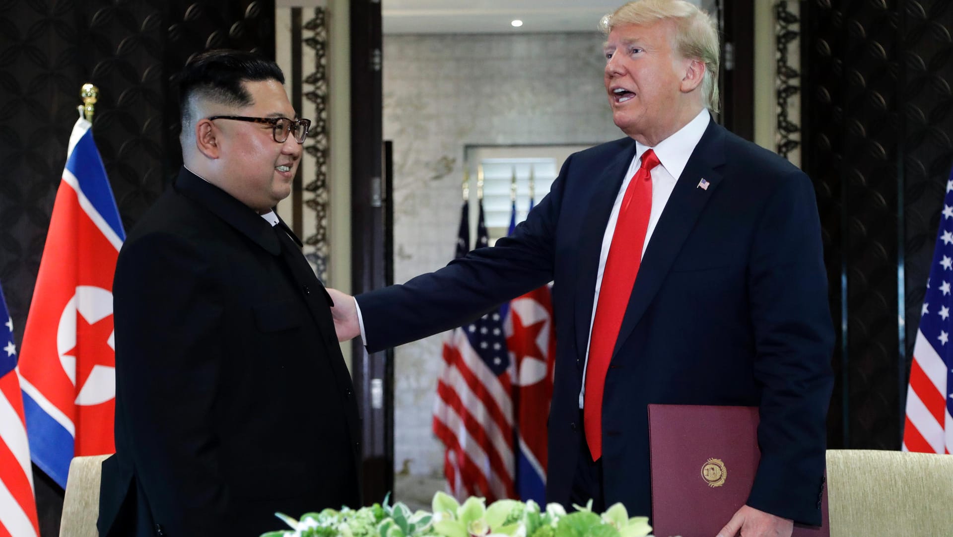 Diplomatischer Durchbruch oder Propaganda-Show zweier Egomanen? Kim (l.) und Trump nach der Unterzeichnung ihrer Vereinbarung in Singapur. Diplomatischer Durchbruch oder Propaganda-Show zweier Egomanen? Kim (l.) und Trump nach der Unterzeichnung ihrer Vereinbarung in Singapur.