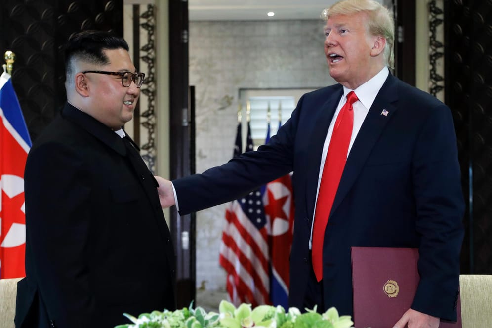 Diplomatischer Durchbruch oder Propaganda-Show zweier Egomanen? Kim (l.) und Trump nach der Unterzeichnung ihrer Vereinbarung in Singapur.