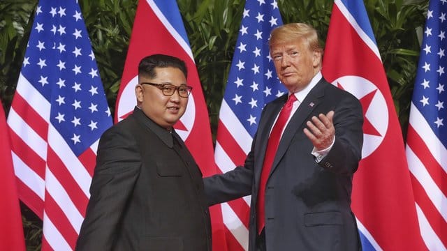 Trump (r) dankte Kim für dessen "wagemutigen ersten Schritt zu einer neuen hellen Zukunft" für sein Volk. Trump (r) dankte Kim für dessen "wagemutigen ersten Schritt zu einer neuen hellen Zukunft" für sein Volk.