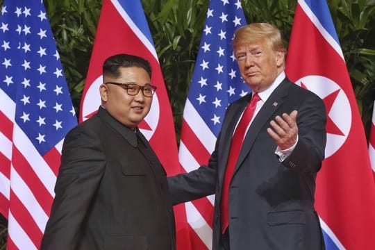 Trump (r) dankte Kim für dessen "wagemutigen ersten Schritt zu einer neuen hellen Zukunft" für sein Volk.