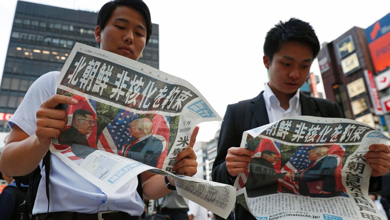 Leser der japanischen Zeitung "Mainichi Shimbun" am Tag nach dem Korea-Gipfel: Die internationale Presse sieht das Treffen von Trump und Kim überwiegend skeptisch.