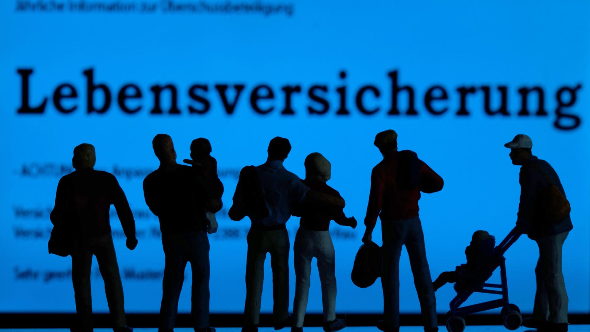 Modellfiguren stehen vor einem Display mit der Aufschrift «Lebensversicherung». Modellfiguren stehen vor einem Display mit der Aufschrift «Lebensversicherung».