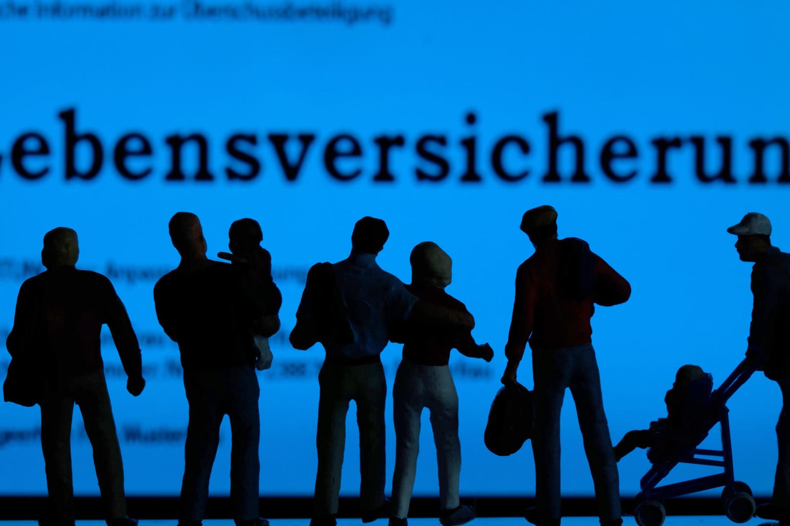 Modellfiguren stehen vor einem Display mit der Aufschrift «Lebensversicherung». Modellfiguren stehen vor einem Display mit der Aufschrift «Lebensversicherung».