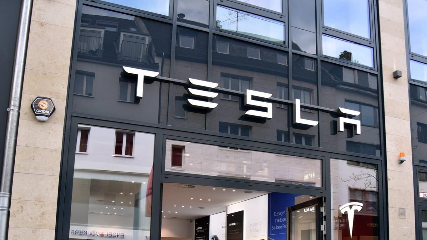 Das Ladenlokal eines Tesla Store des US kalifornischen Hersteller von Elektroautos und Batterien