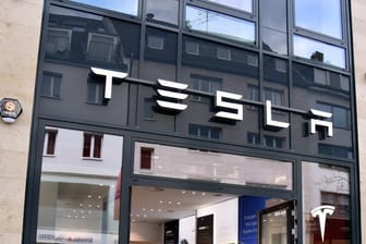 Das Ladenlokal eines Tesla Store des US kalifornischen Hersteller von Elektroautos und Batterien