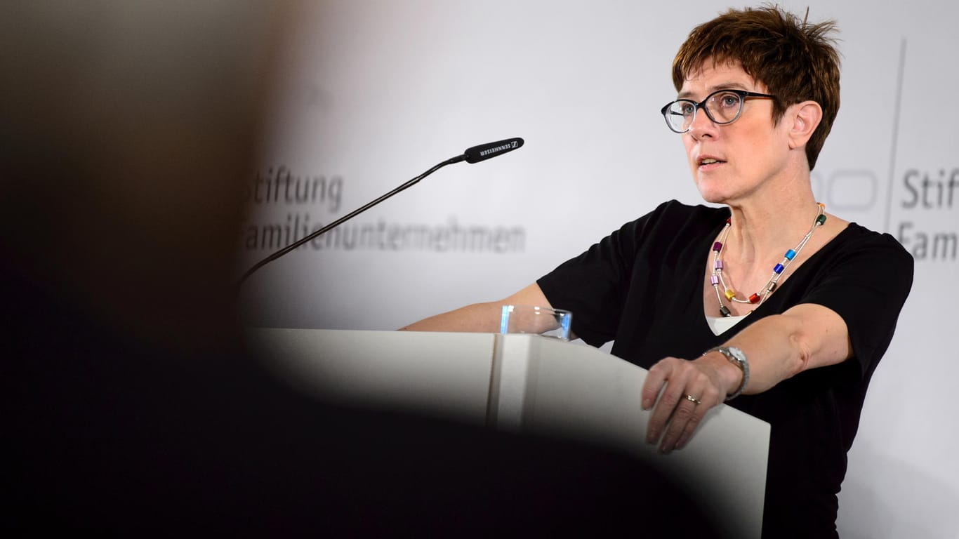 Annegret Kramp-Karrenbauer: Die CDU-Generalsekretärin will eine rasche Lösung im Asylstreit, mahnt aber davor, das Thema für den Wahlkampf zu missbrauchen.
