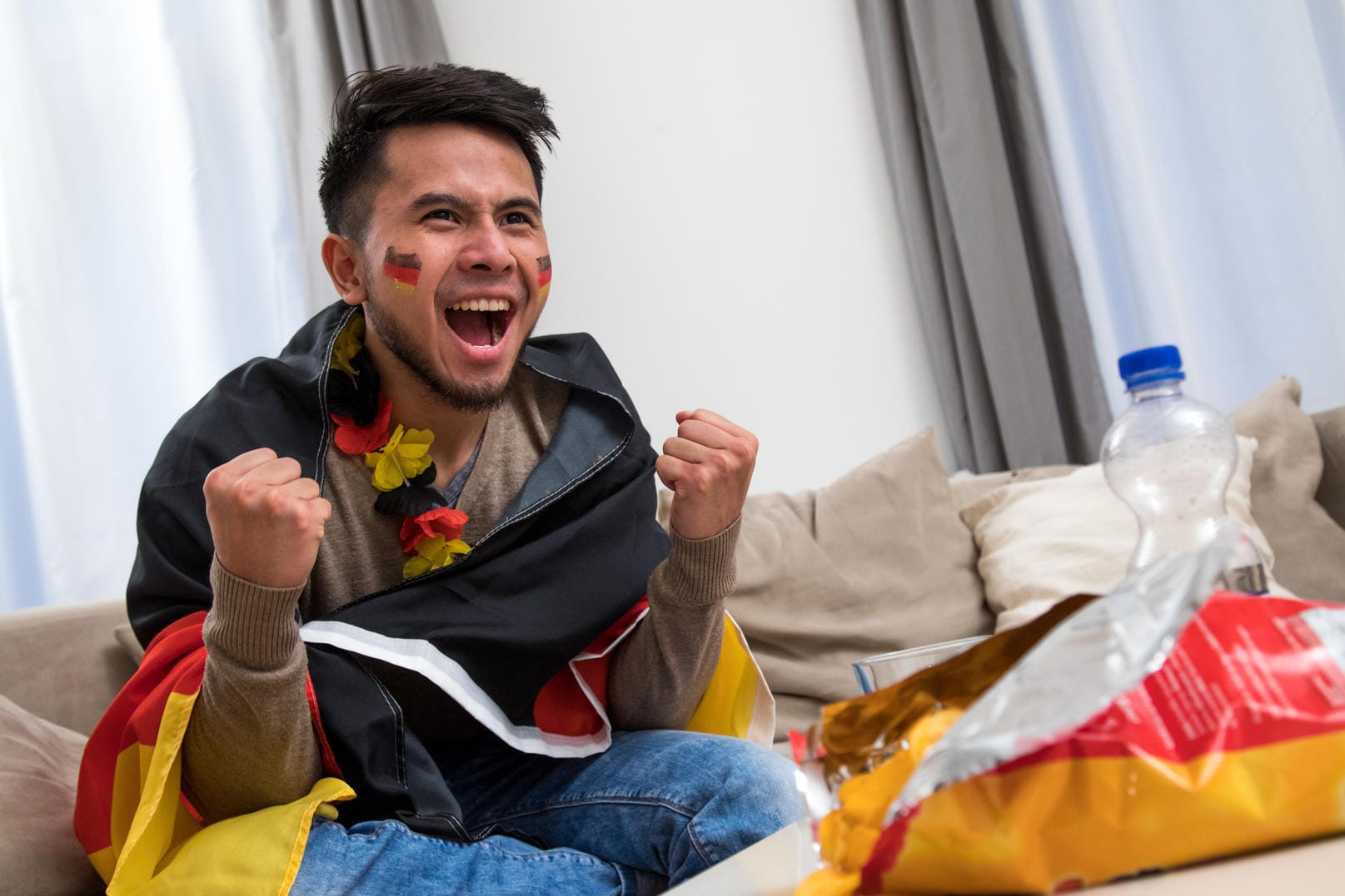 Weltmeisterschaft 2018: Ein Mann fiebert beim Fußball-Turnier mit (Symbolbild).