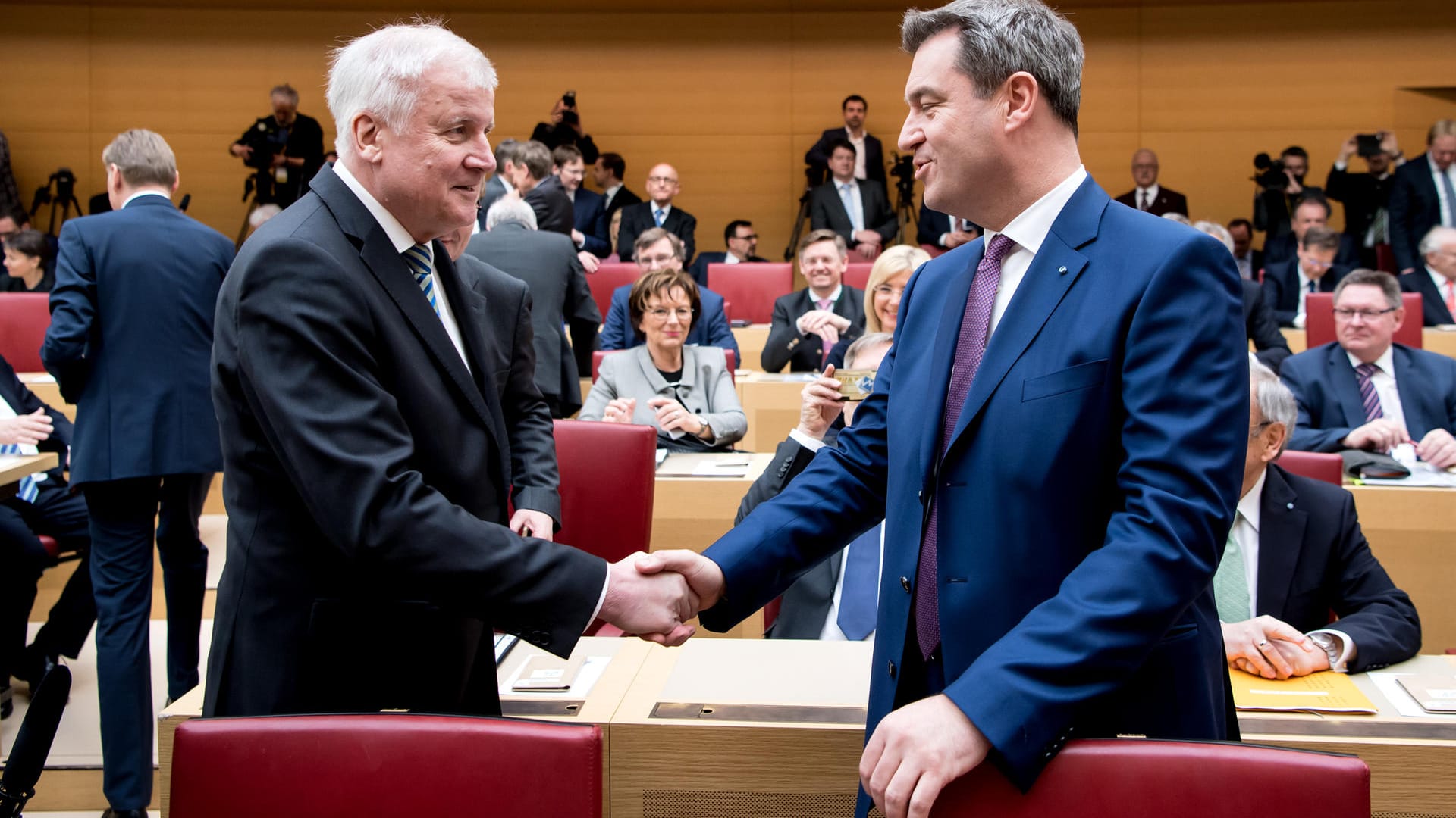 Bayerns Ministerpräsident Markus Söder und Horst Seehofer (CSU) im bayerischen Landtag: Im Asylstreit mit der Kanzlerin erhält Innenminister Seehofer Unterstützung von Ministerpräsident Söder.