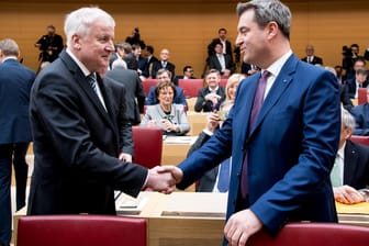Bayerns Ministerpräsident Markus Söder und Horst Seehofer (CSU) im bayerischen Landtag: Im Asylstreit mit der Kanzlerin erhält Innenminister Seehofer Unterstützung von Ministerpräsident Söder.