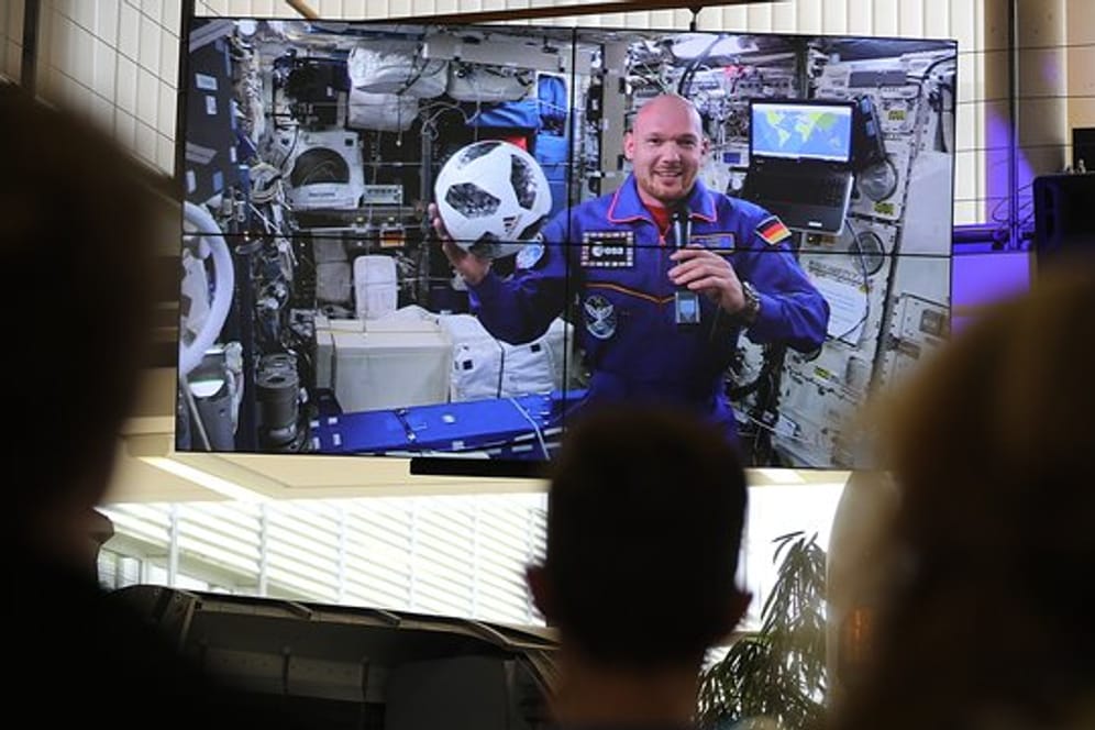 Alexander Gerst beantwortet aus der Raumstation ISS heraus per Video Stream Fragen von Journalisten aus der Raumstation ISS heraus.