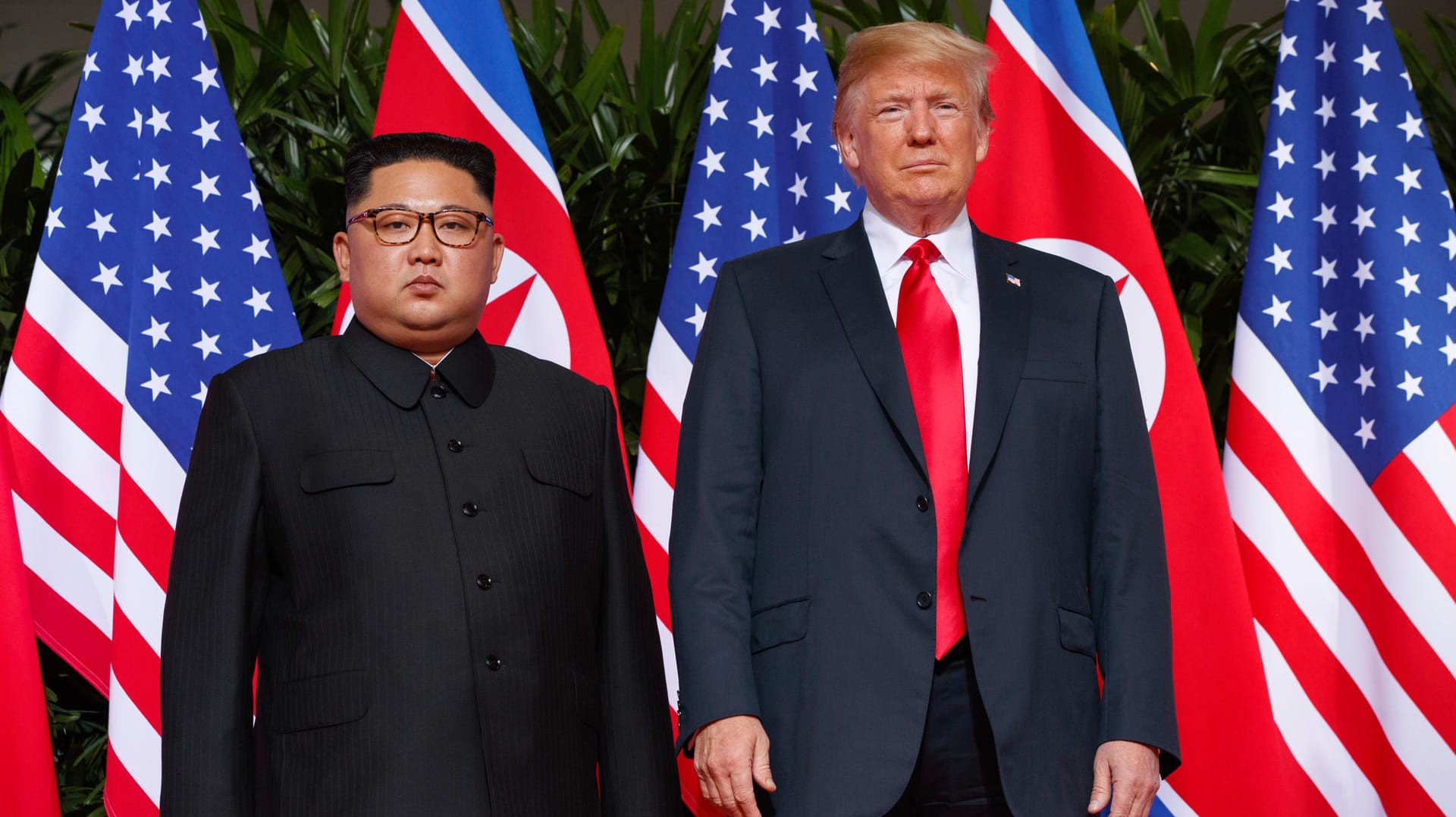 Donald Trump und Kim Jong Un posieren bei ihrem Gipfel in Singapur für die Fotografen.