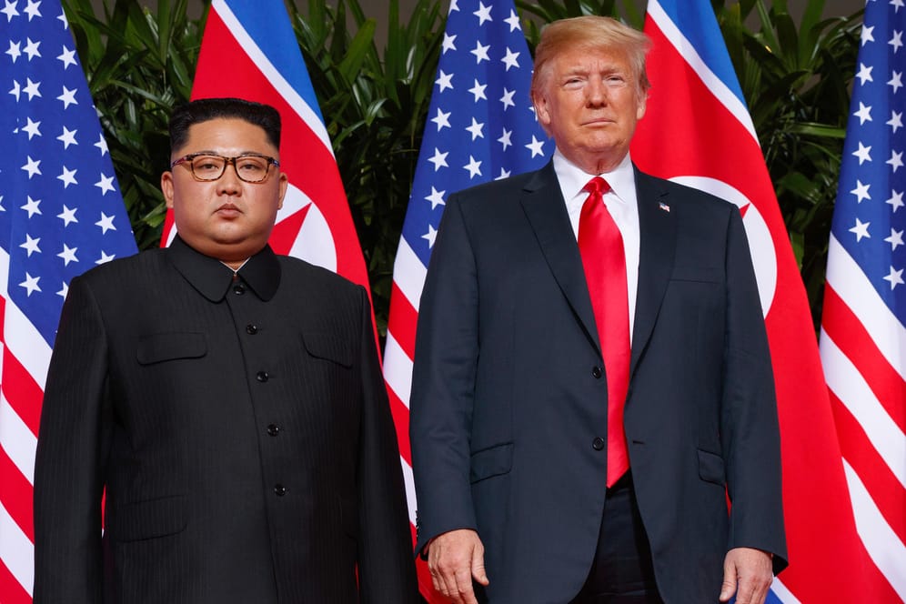 Donald Trump und Kim Jong Un posieren bei ihrem Gipfel in Singapur für die Fotografen.