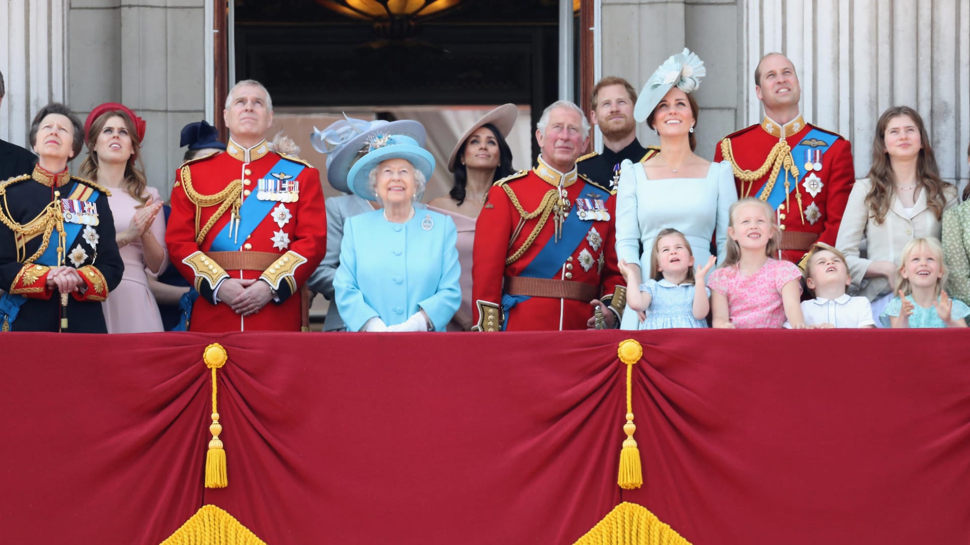 Die Royal Family während der Luftparade: Herzogin Meghan positionierte sich neben Prinz Harry in der zweiten Reihe.