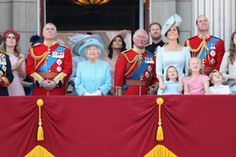 Die Royal Family während der Luftparade: Herzogin Meghan positionierte sich neben Prinz Harry in der zweiten Reihe.