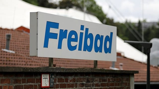 Nach einem Freibadbesuch sollen mehrere Jungen die 13-Jährige in einen Wald gezerrt und missbraucht haben. Nach einem Freibadbesuch sollen mehrere Jungen die 13-Jährige in einen Wald gezerrt und missbraucht haben.