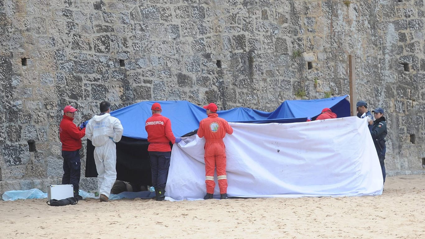 Helfer bergen die Leichen von zwei australischen Touristen im portugiesischen Ericeira: Sie waren 40 Meter in die Tiefe gestürzt.