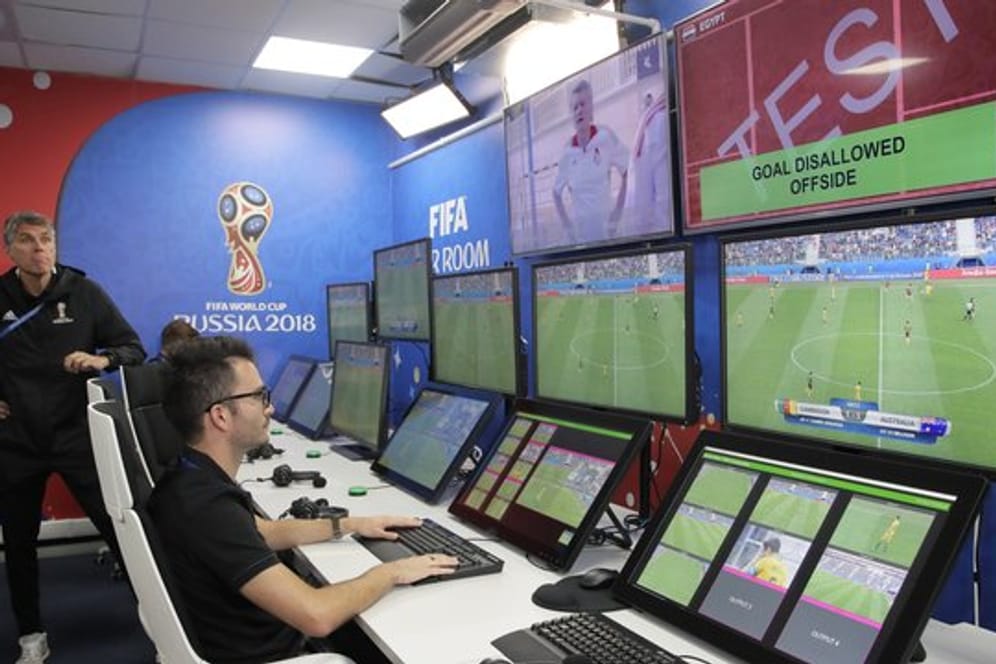 Der Kontrollraum für den Videobeweis der Fußball-WM in Russland.