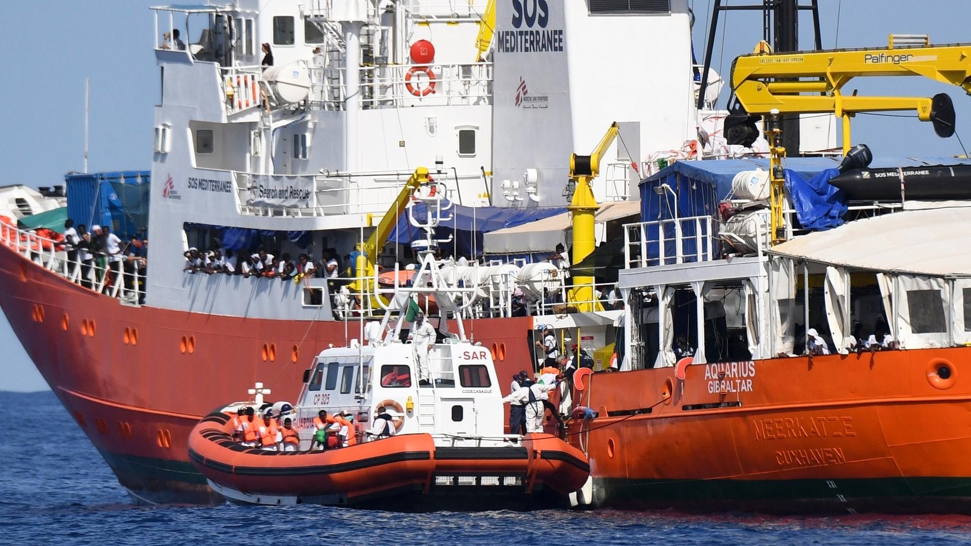 Ein Boot der italienischen Küstenwache nähert sich der "Aquarius": Spanien nimmt die 629 Menschen an Bord auf.