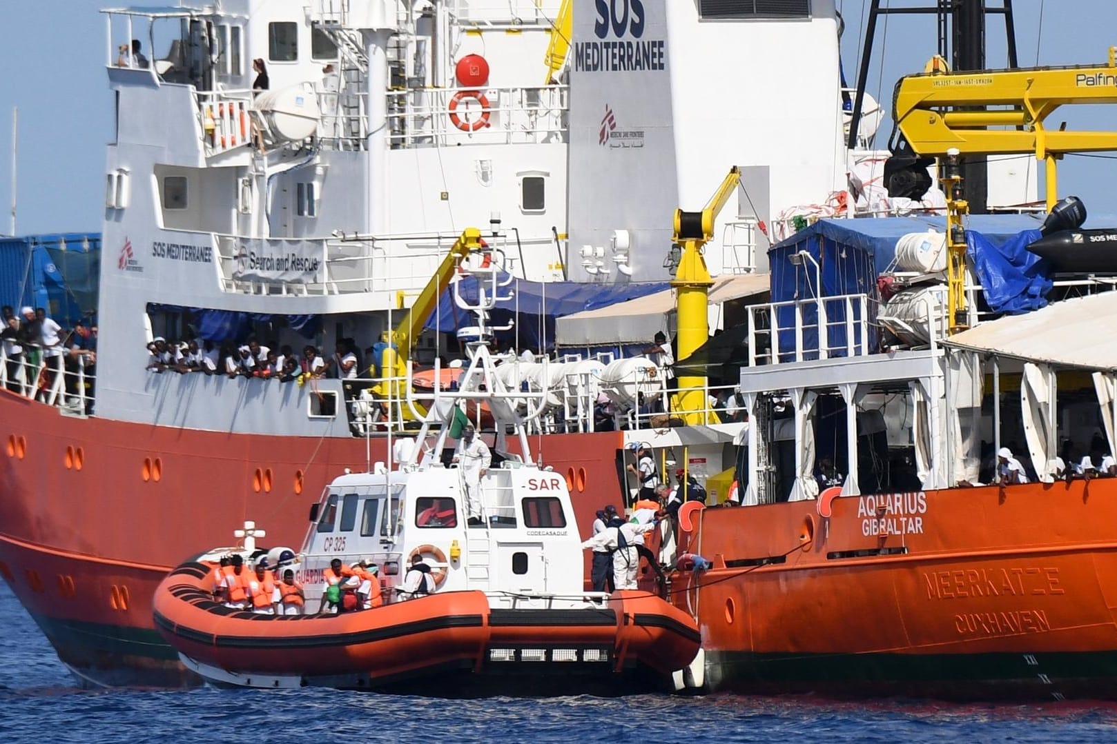 Ein Boot der italienischen Küstenwache nähert sich der "Aquarius": Spanien nimmt die 629 Menschen an Bord auf.