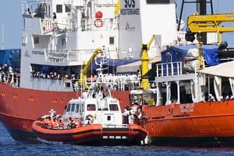 Ein Boot der italienischen Küstenwache nähert sich der "Aquarius": Spanien nimmt die 629 Menschen an Bord auf.