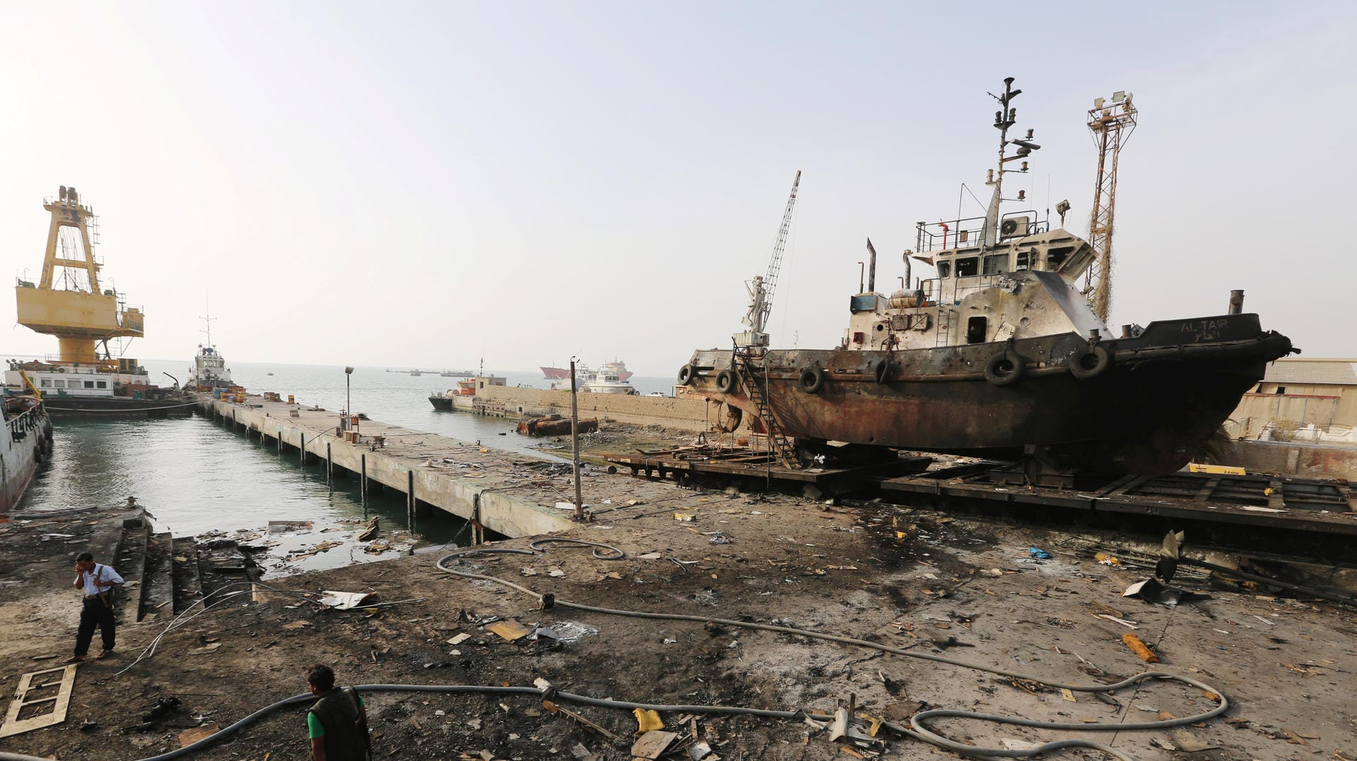 Ein zerstörtes Schiff im Hafen von Hudaida: Die Hafenstadt steht im Zentrum der neuen Offensive im Jemen.