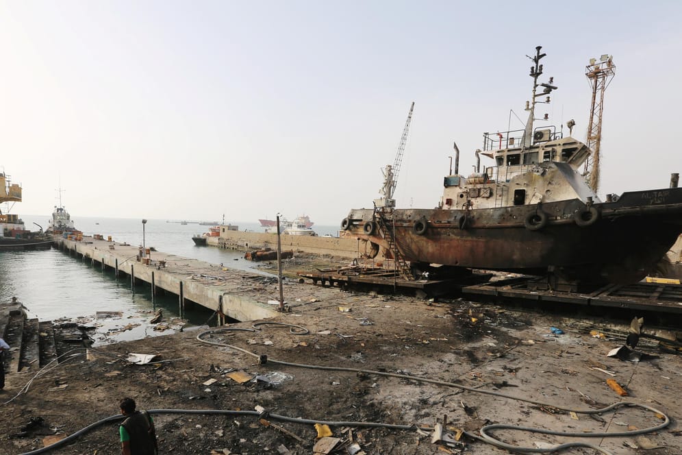 Ein zerstörtes Schiff im Hafen von Hudaida: Die Hafenstadt steht im Zentrum der neuen Offensive im Jemen.