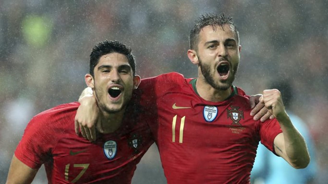 Portugals Nationalspieler Bernardo Silva (r) jubelt mit seinem Mitspieler Guedes.