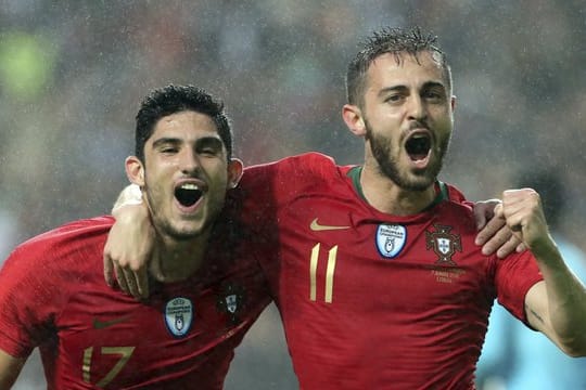 Portugals Nationalspieler Bernardo Silva (r) jubelt mit seinem Mitspieler Guedes.