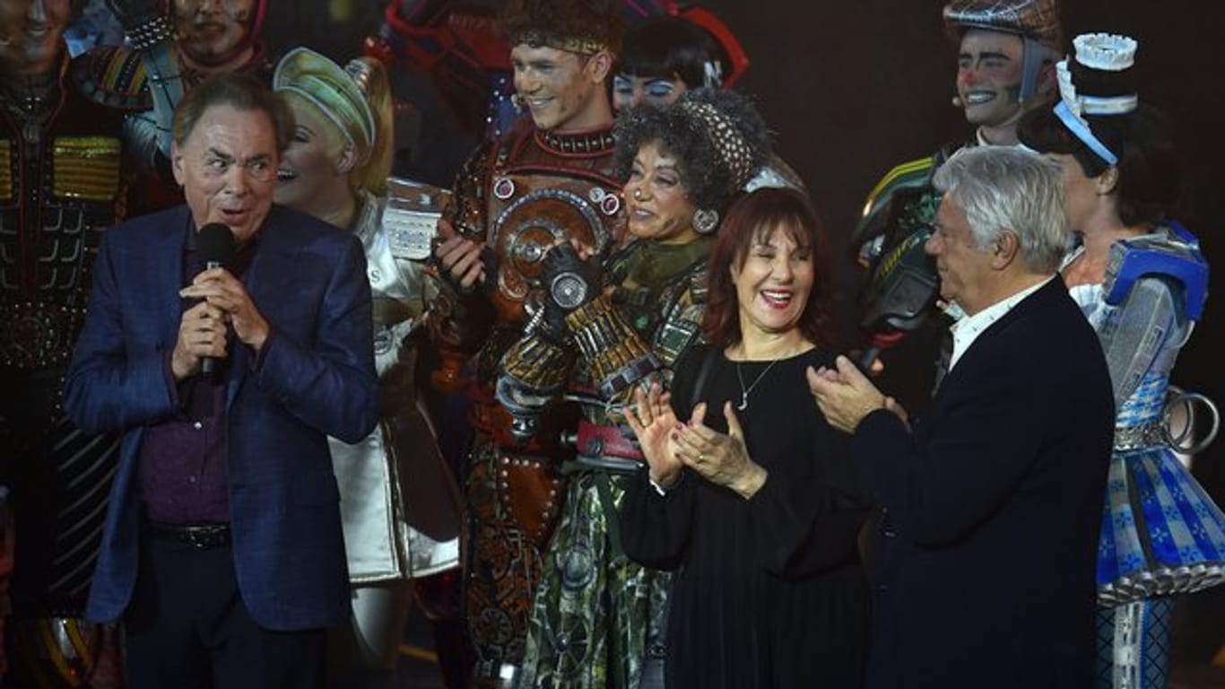 Andrew Lloyd Webber (l) mit Choreografin Arlene Phillips und Designer John Napier nach der Gala in Bochum.