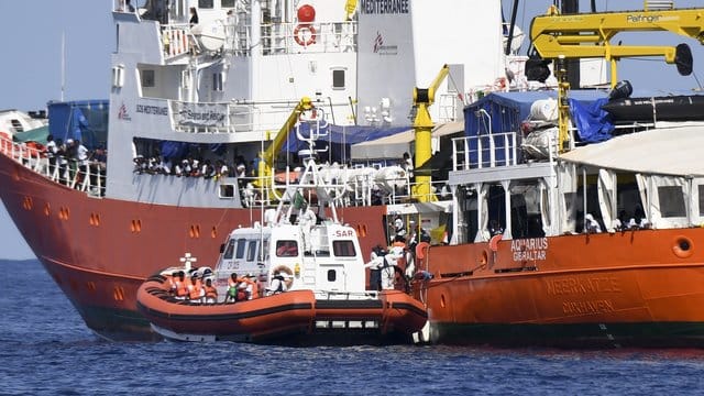 Ein Schiff der italienischen Küstenwache legt an der "Aquarius" an. Ein Schiff der italienischen Küstenwache legt an der "Aquarius" an.